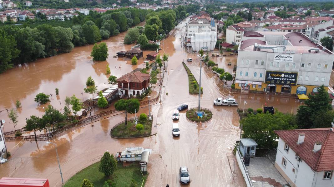 Bartın’daki sel felaketi havadan görüntülendi. Yardıma Mehmetçik koştu 42